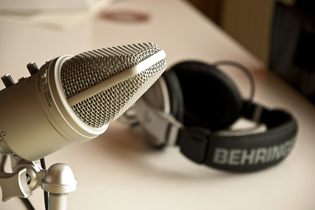 Image of a microphone and headphones used for podcasting